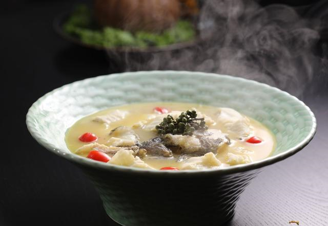 带有川味的「黄金酸菜鱼汤」,主角龙虎斑先斩块煎香,为的就是煮出来的
