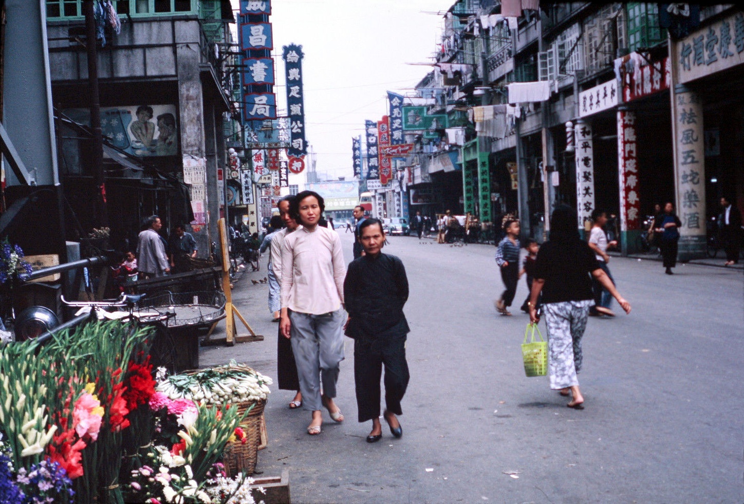 1960年的香港双层巴士小轿车随处可见商业街一片繁荣景象