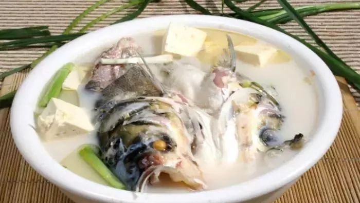 信阳美食,南湾鱼不仅肉质细嫩,有花鲢美在腹,味在头之
