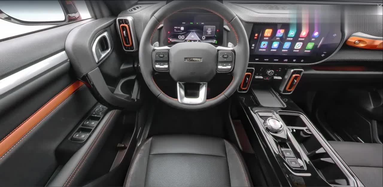 实拍全新长城哈弗大狗，看了它的内饰后，它和坦克300你选哪款？