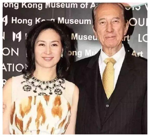 正是在这部作品中,何超琼认识了陈百强,后来陈百强还曾邀请她做自己