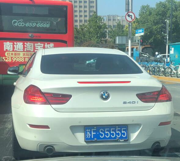 南通人民中路实拍宝马640跑车，车牌