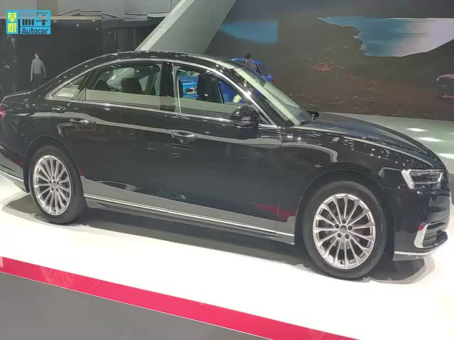 实拍全新奥迪A8L，配3.0TV6引擎，车长5302mm，车内尽显科技豪华