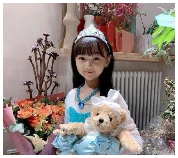 小山竹晒8岁的庆生照小萌娃成长大美女了越长大越漂亮