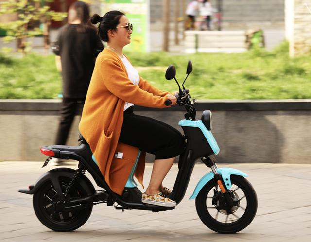 城市通勤首选，新国标爆款电动首降500，小牛电动与你共战疫情