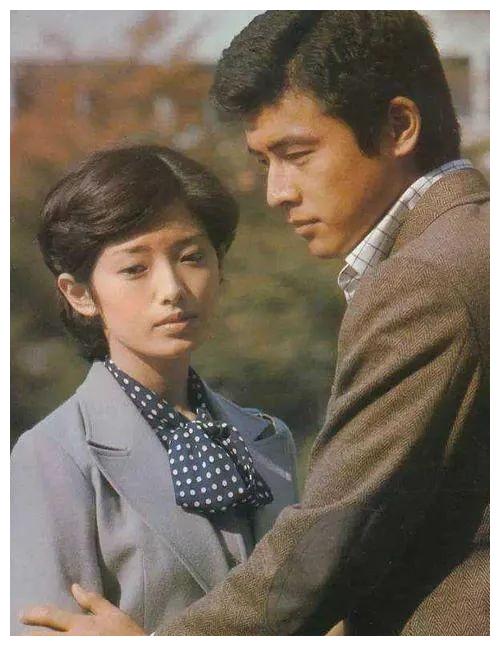 他和妻子山口百惠主演的《血疑》,是我国引进的第一部日本电视剧,影响