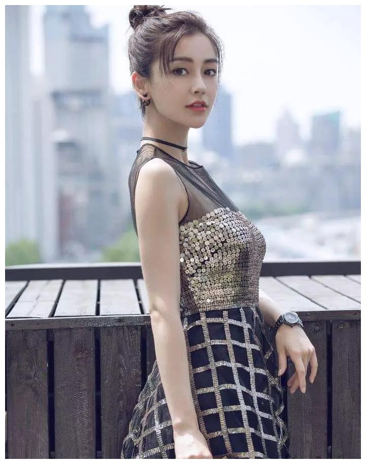 杨颖秀身材真美!白色低领连衣裙秀事业线,却不及手上的"装饰"