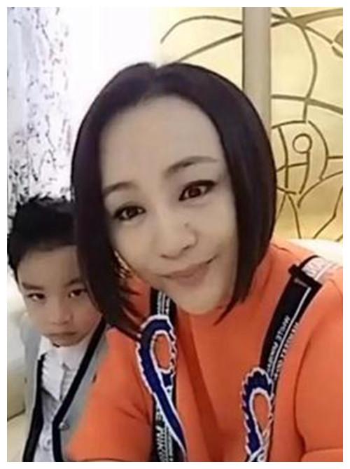 曹颖年轻时原来这么美,颜值不输李湘谢娜,为什么如今成了这样?