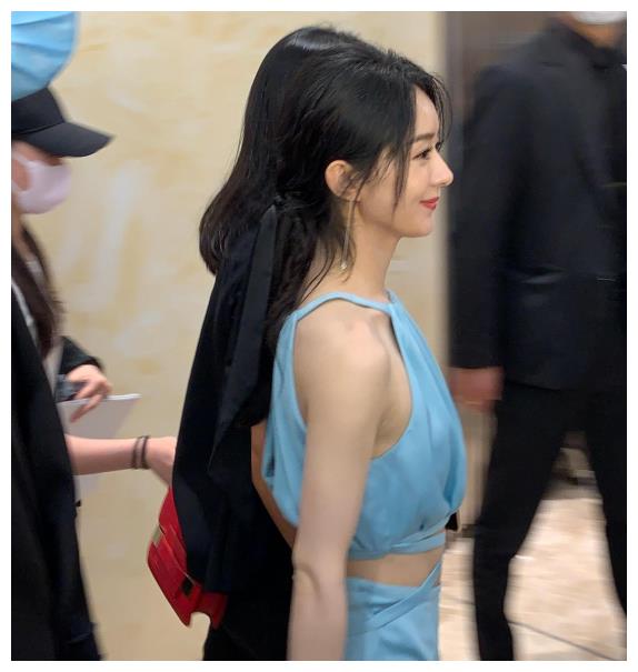 赵丽颖为证明自己有腹肌穿镂空裙，正面看是小蛮腰，侧面就尴尬了