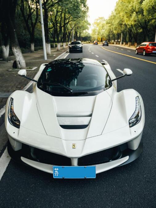 江苏张家港街头实拍法拉利拉法，号称