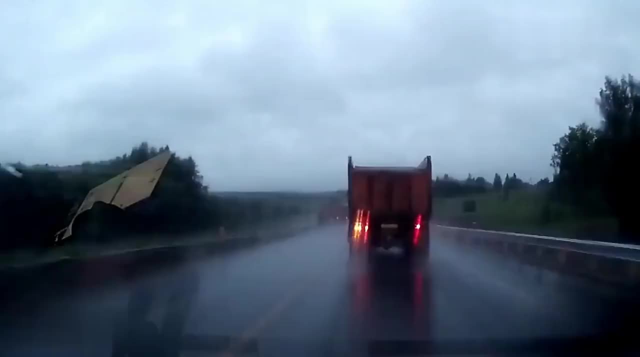 实拍：工程车一个左转，让加速的轿车瞬间报废