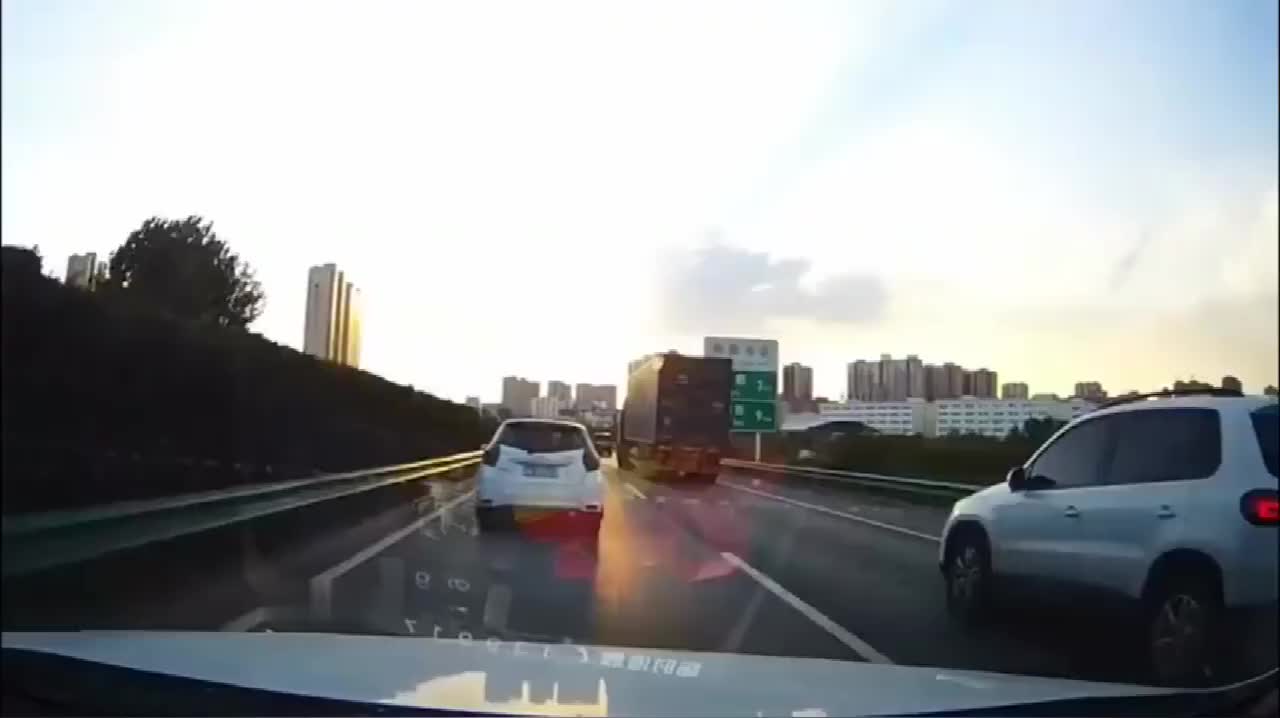 实拍：路怒症！大众途观强行加塞，我不减速，就能看场大戏了！