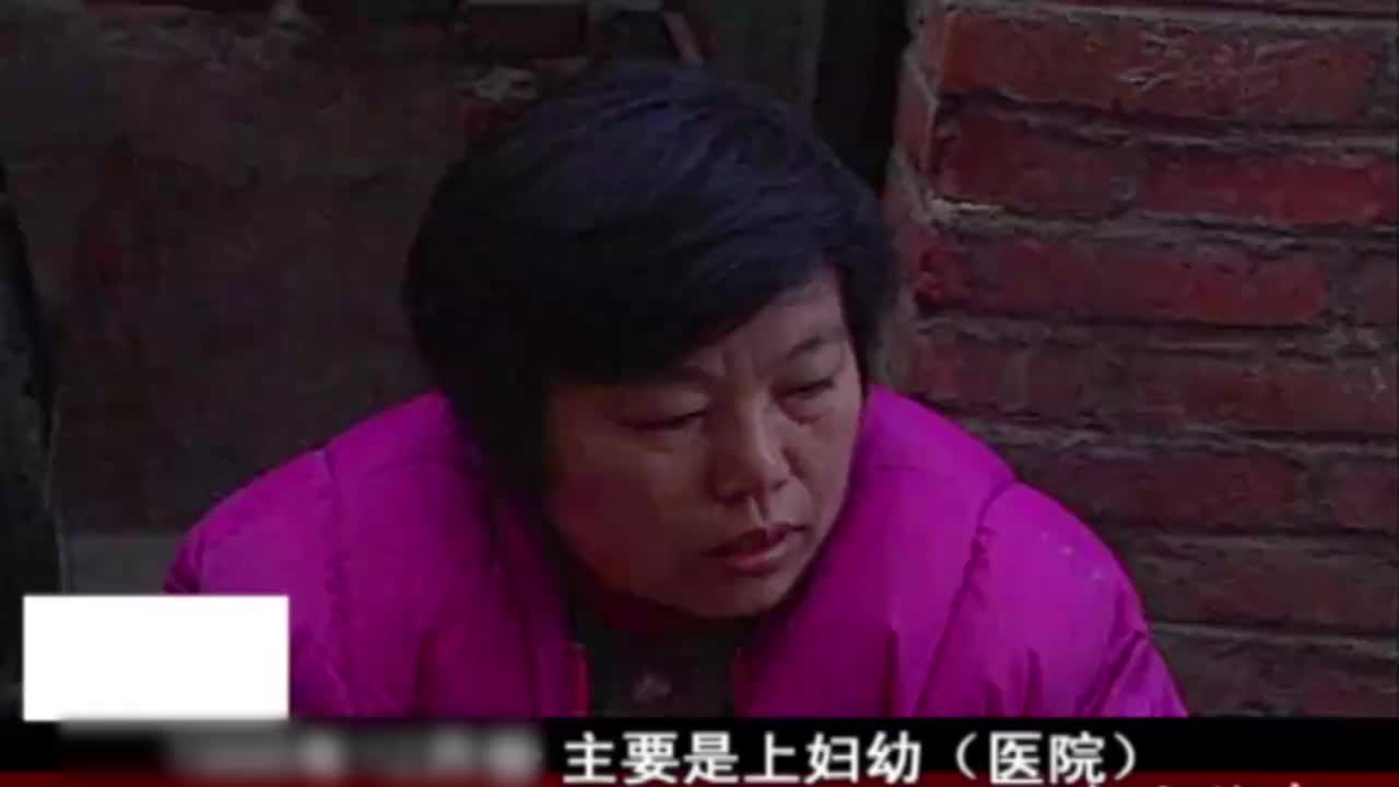 妻子重病缠身，丈夫却狠心将她赶出家门，妻子可怜巴巴睡在楼道