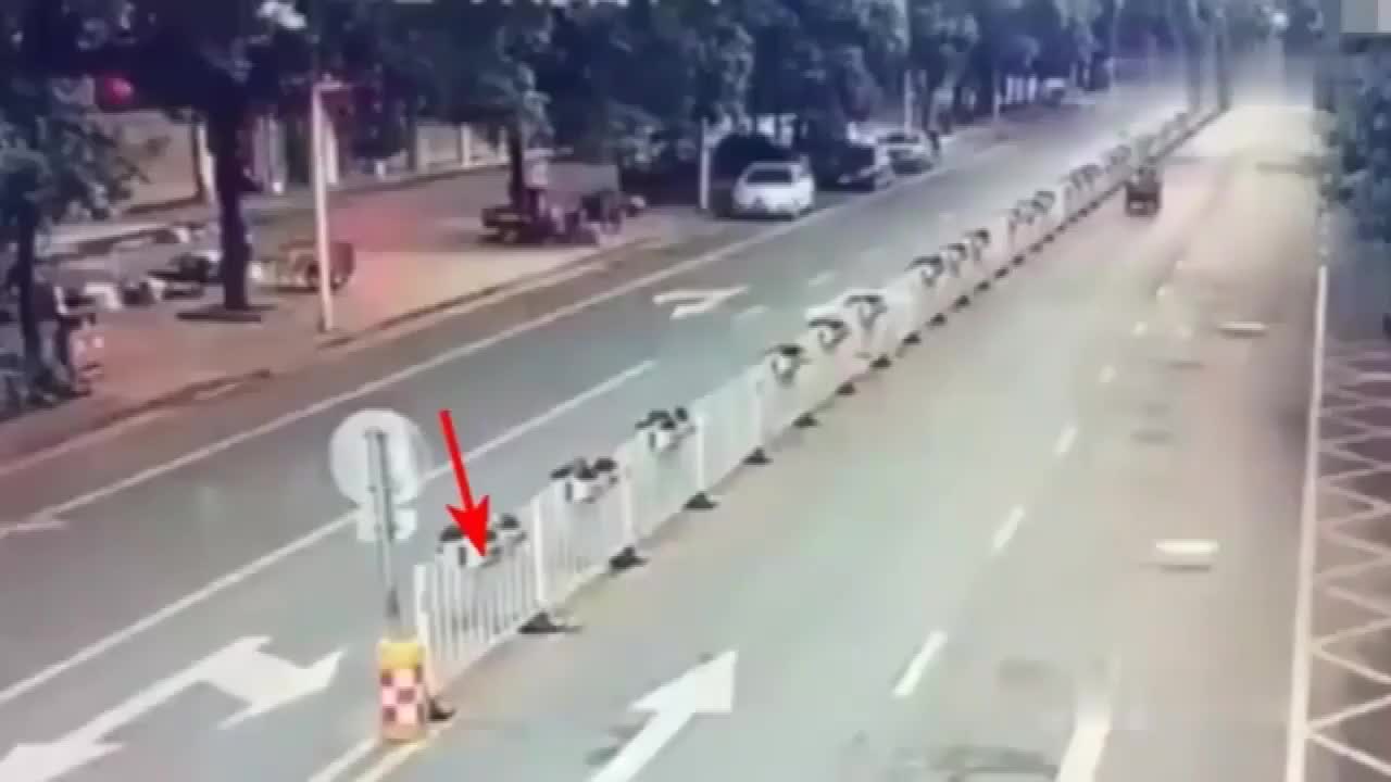 实拍：疲劳驾驶就是这后果，监控拍下你闯祸的过程！