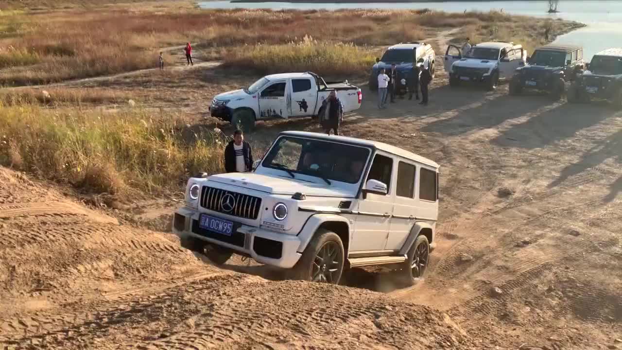 实拍：这奔驰大G声浪很好听，但这点小坡都上不去