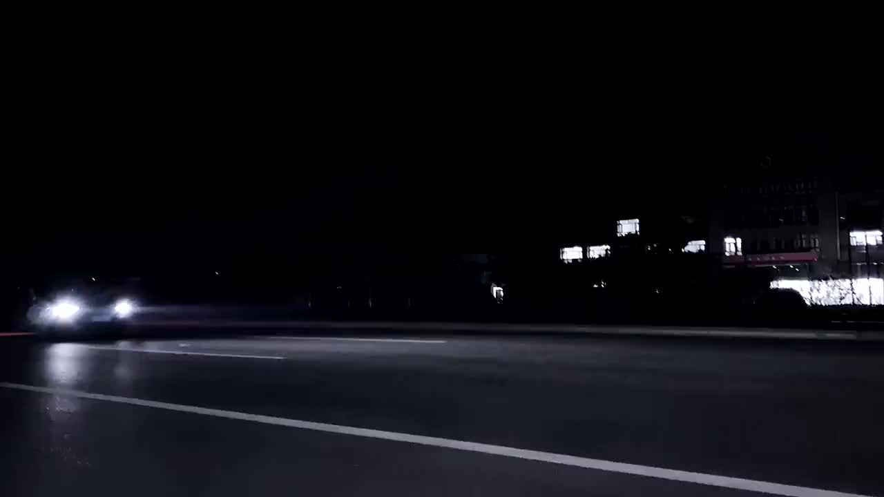 带激光大灯的奥迪A8L晚上开车是真牛！