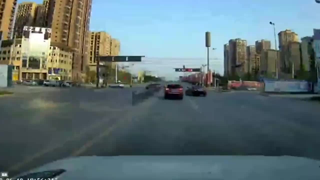 汽车也闹情绪？共同等待信号灯，下一秒让人哭笑不得！