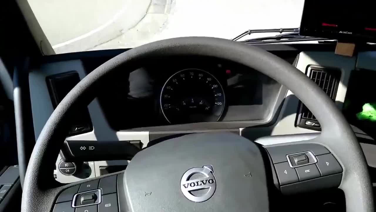 沃尔沃380马力卡车，驾驶室隔音效果还不错