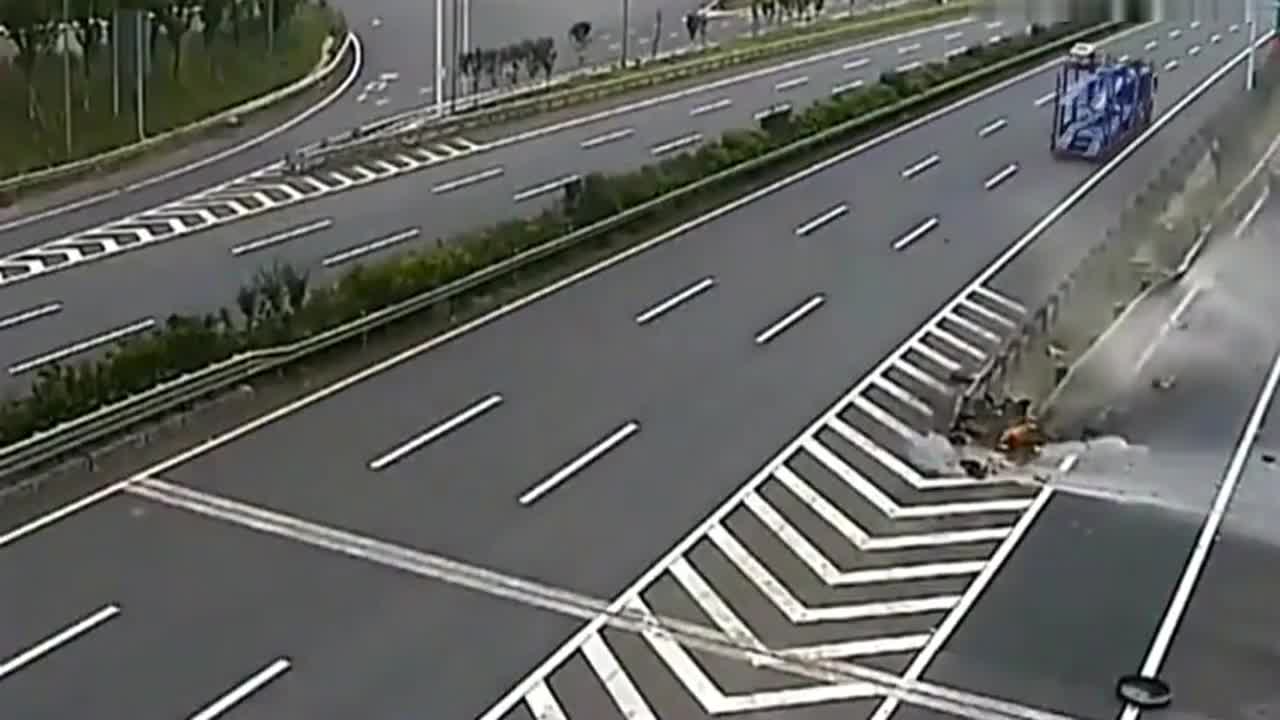 行车记录仪实拍：时速100，撞上高架桥岔路口会有什么后果？