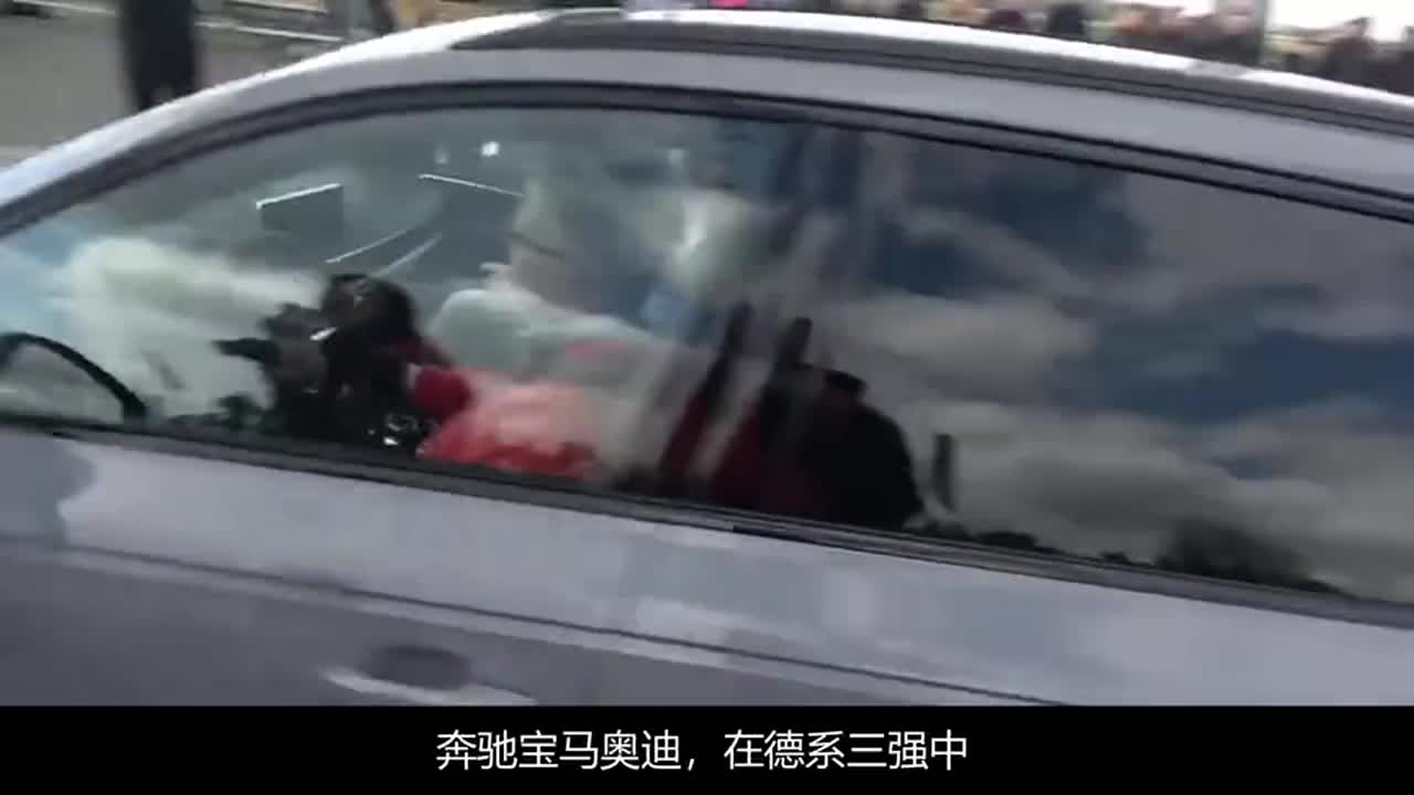 奔驰跑车和奥迪旅行车比加速，一脚油门下去，才知道差距有多大？