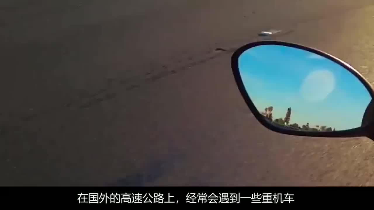 宝马重机车与奔驰S级相遇，一把油门拧下去，才知道差距有多大？