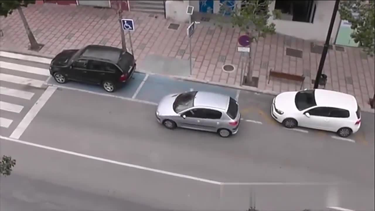 实拍女司机路边停车，这驾驶技术真让人担忧