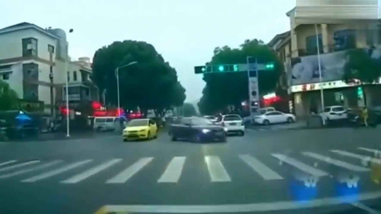 大货车仗着有保险，在路上赶尽杀绝，机动车被活活撕成碎片