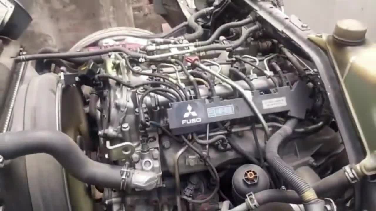 实拍：启动2013年生产的三菱扶桑卡车，直列四缸柴油发动机
