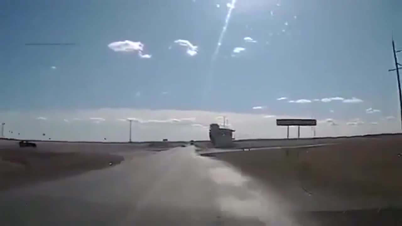 司机在路上亲眼目睹了车祸全程，轿车瞬间粉碎，现场惨不忍睹！