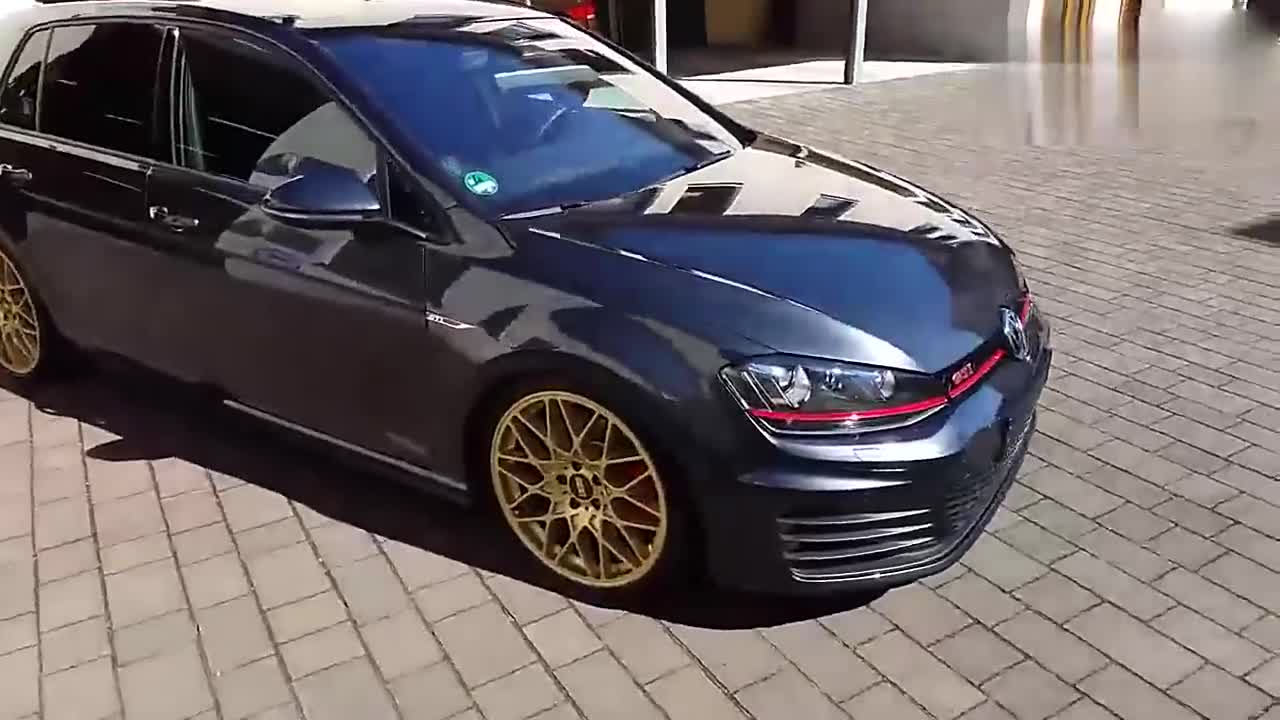 大众高尔夫7GTI实拍，瞬间一见钟情，小钢炮太迷人了