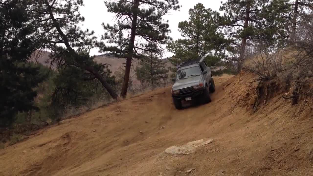 如果不是丰田酷路泽的底盘高，目测这车就废了！