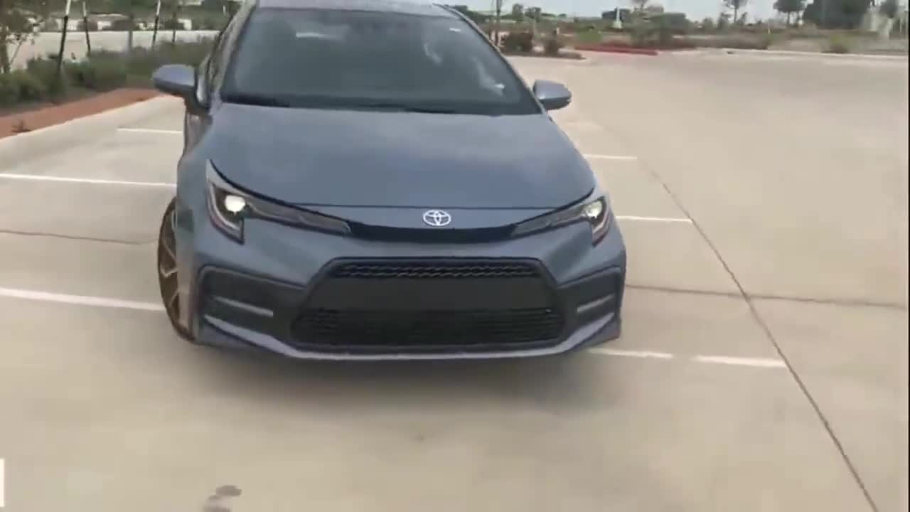 2020款丰田卡罗拉户外实车展示，打开后备箱和车门，买不买自己定