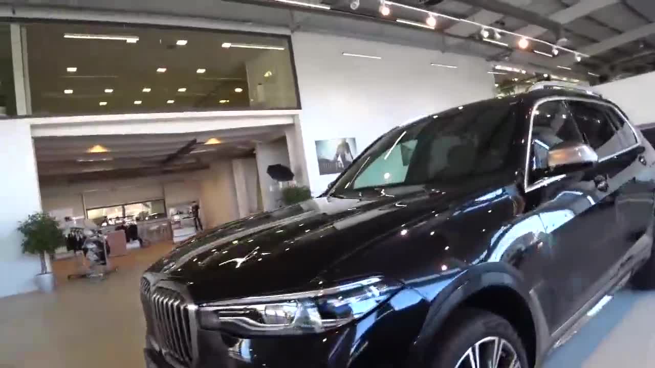 2020款宝马X7到店实拍，车门打开看到内饰，还想啥奔驰GLS