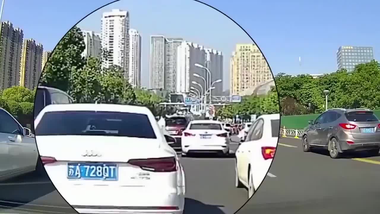 实拍：路怒症！保时捷被撞了，君子动口不动手