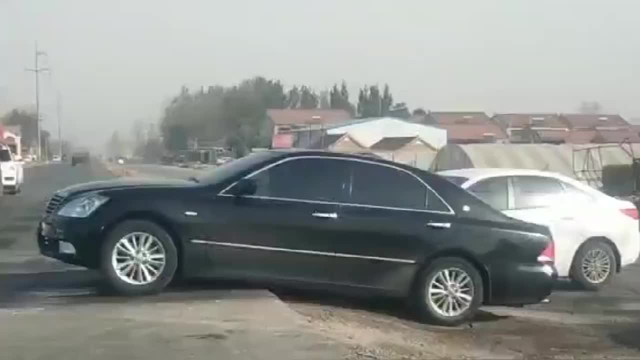 实拍：还是男司机反应快，要是换成女司机，后果不堪设想