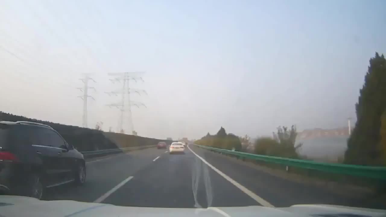 实拍：开个车不知道自己是老几了，应急车道超我的车