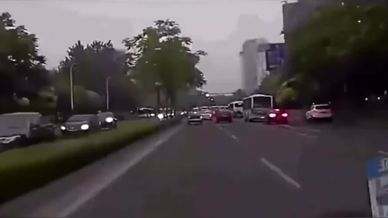 实拍：路怒症！别克女司机好奇葩的加塞，这不能怪我了