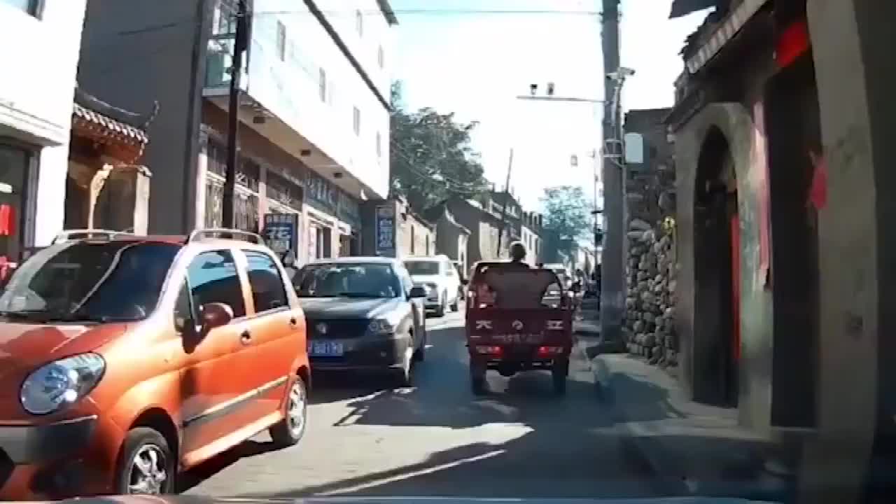 实拍：这个宽度太难为女司机了，只能说声对不起了！