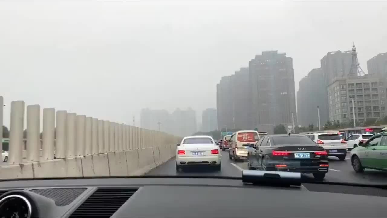 实拍：左边劳斯莱斯，右边奥迪A8，这真是惹不起，让他先走