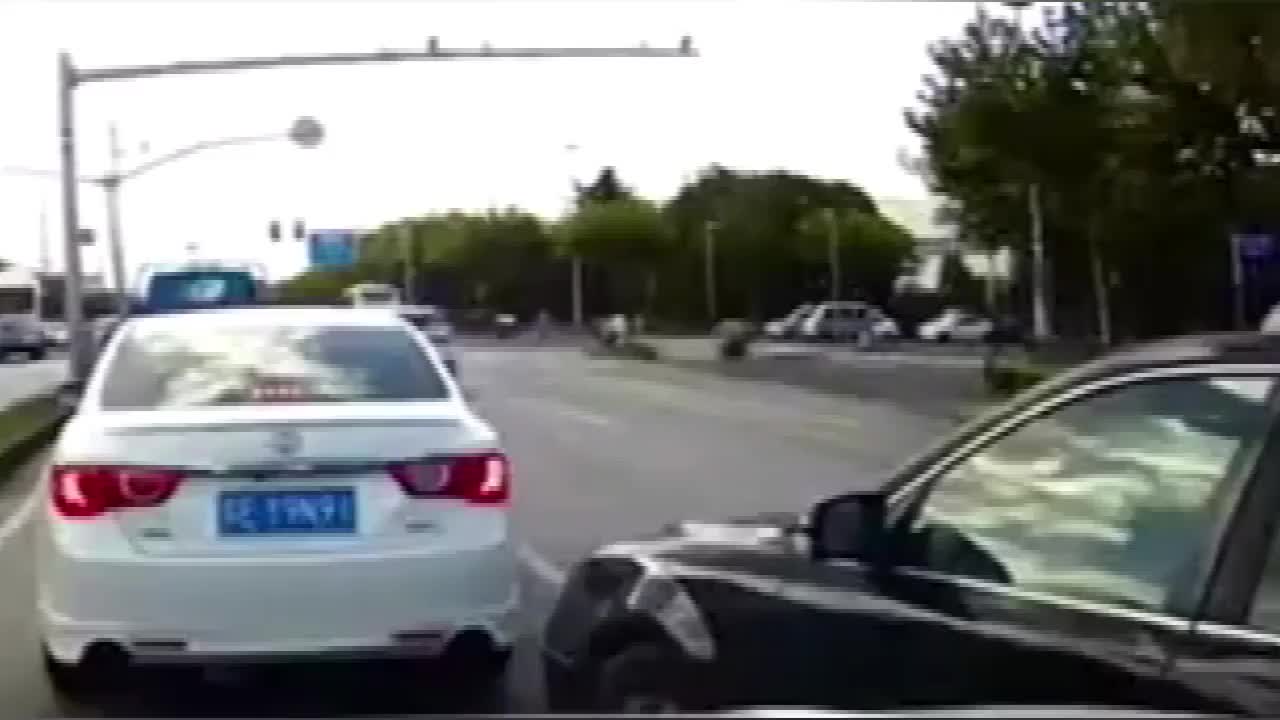 实拍：路怒症！在女司机面前加塞，这不是自讨苦吃吗？
