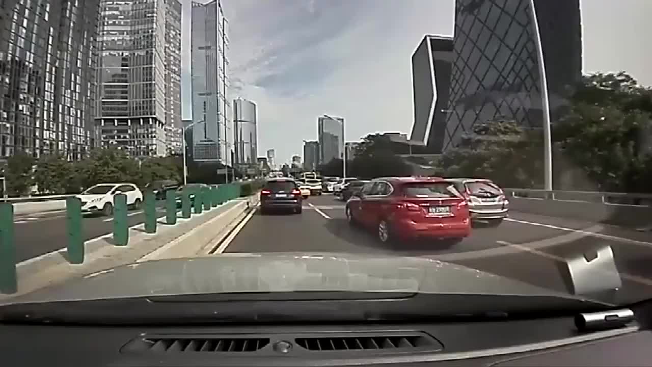 实拍：路怒症！国贸桥上疯狂的摩托车，奥迪、奔驰，你能赔得起？