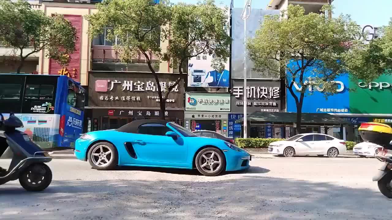 实拍：这个坑是真坑，心疼保时捷，五菱神车轻松跳过！