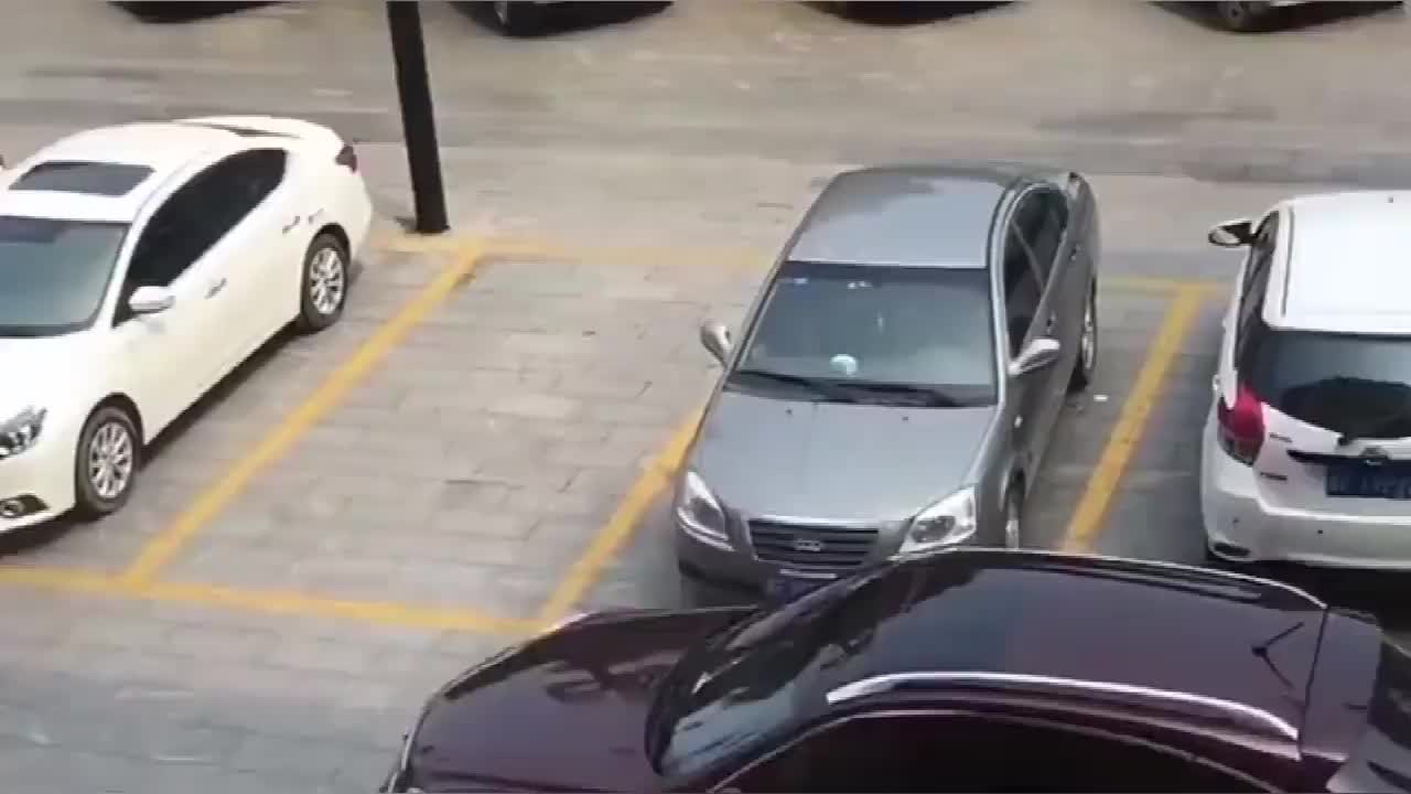 实拍：这位女司机的车感还是不错的，秒杀部分男司机