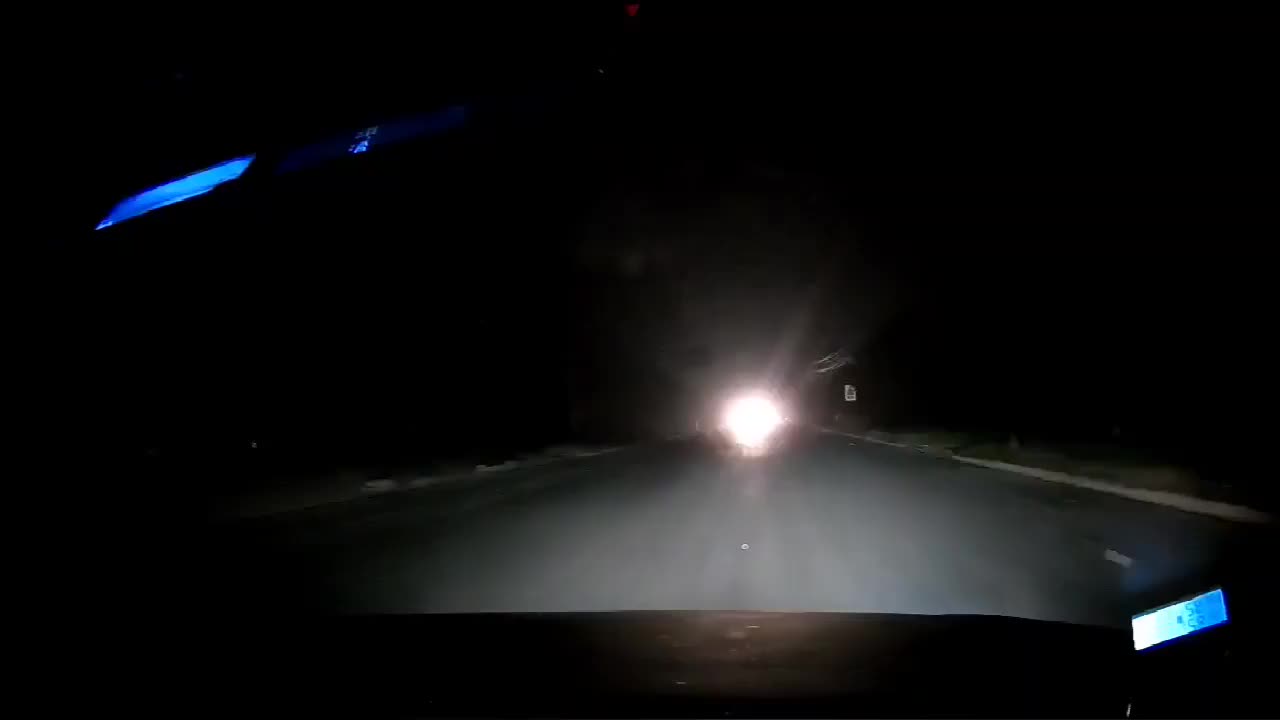 实拍：这些开远光灯的，我到要试试，你们到底敢不敢碰我