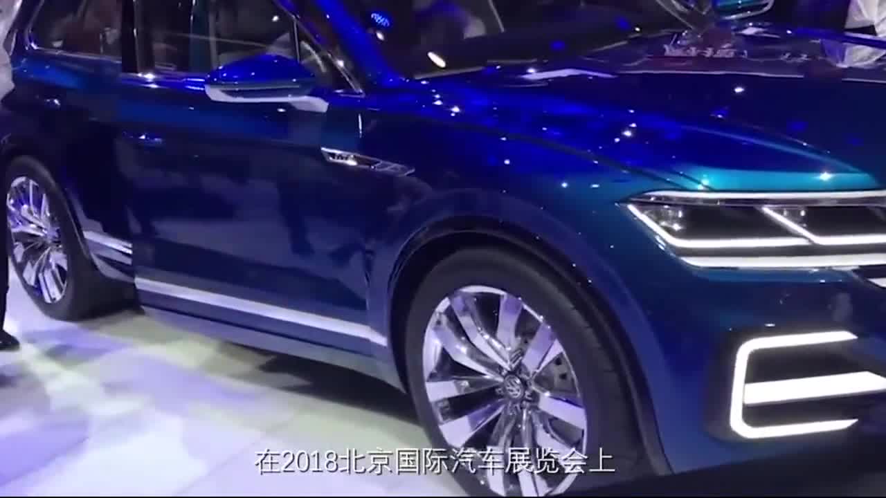 离开央视两年，50岁周涛现身车展首当车模，网友：自降身价