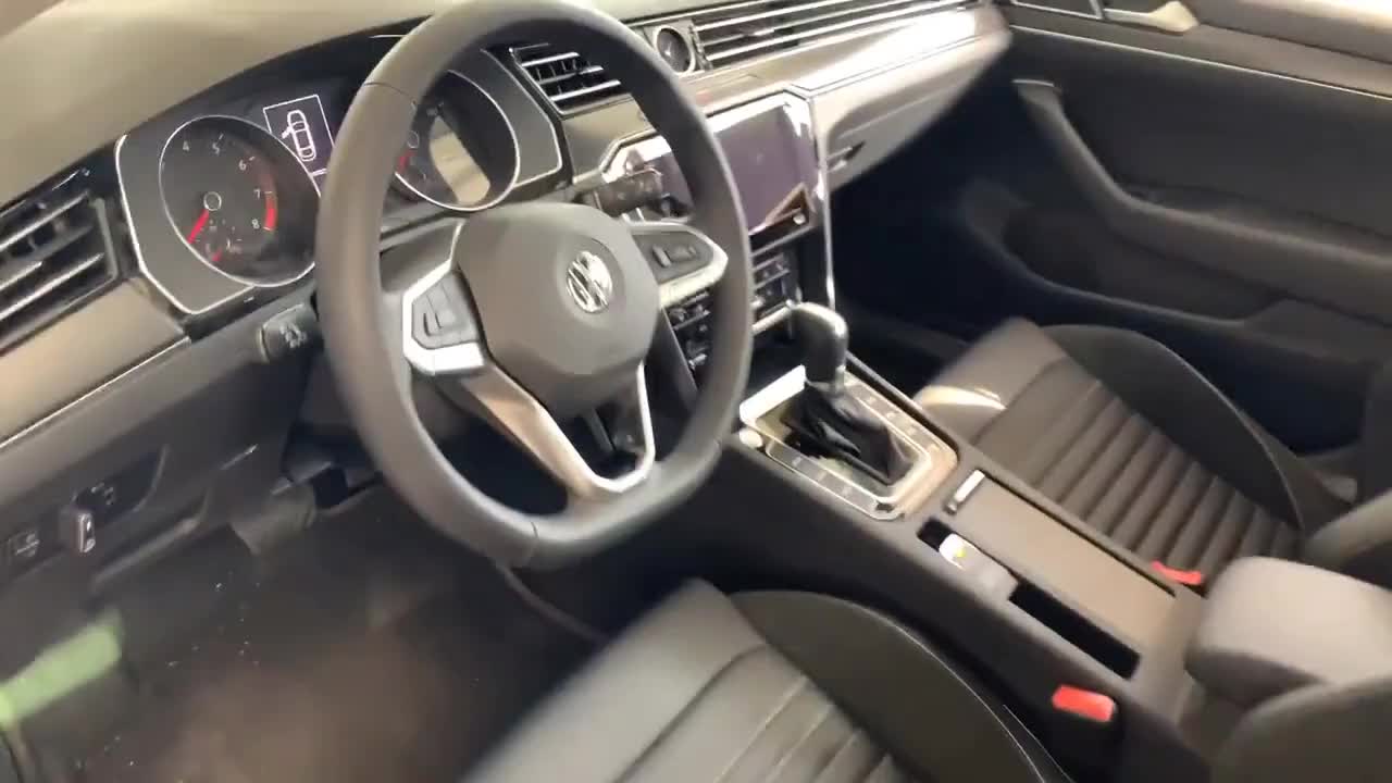 4S店保养车，看了看最新款的迈腾，后排可以翘二郎腿，真漂亮