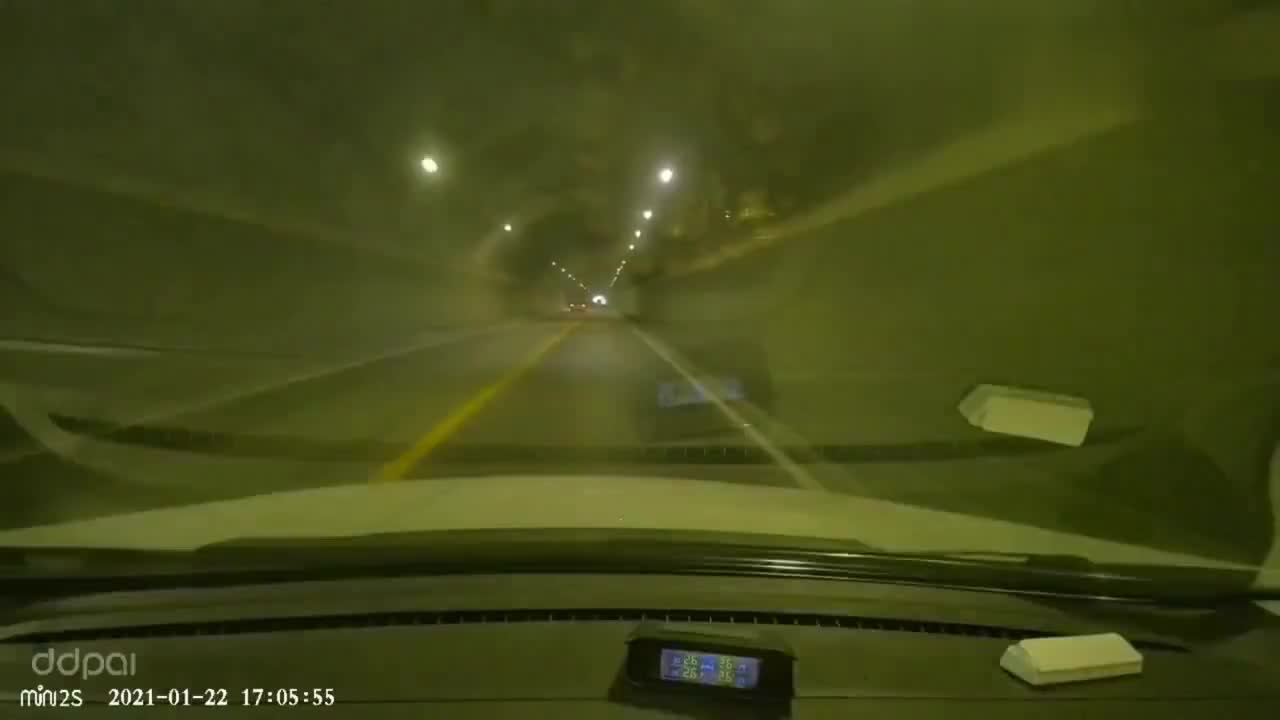 实拍新手女司机上路惊险不断，旁边的老公吓坏了