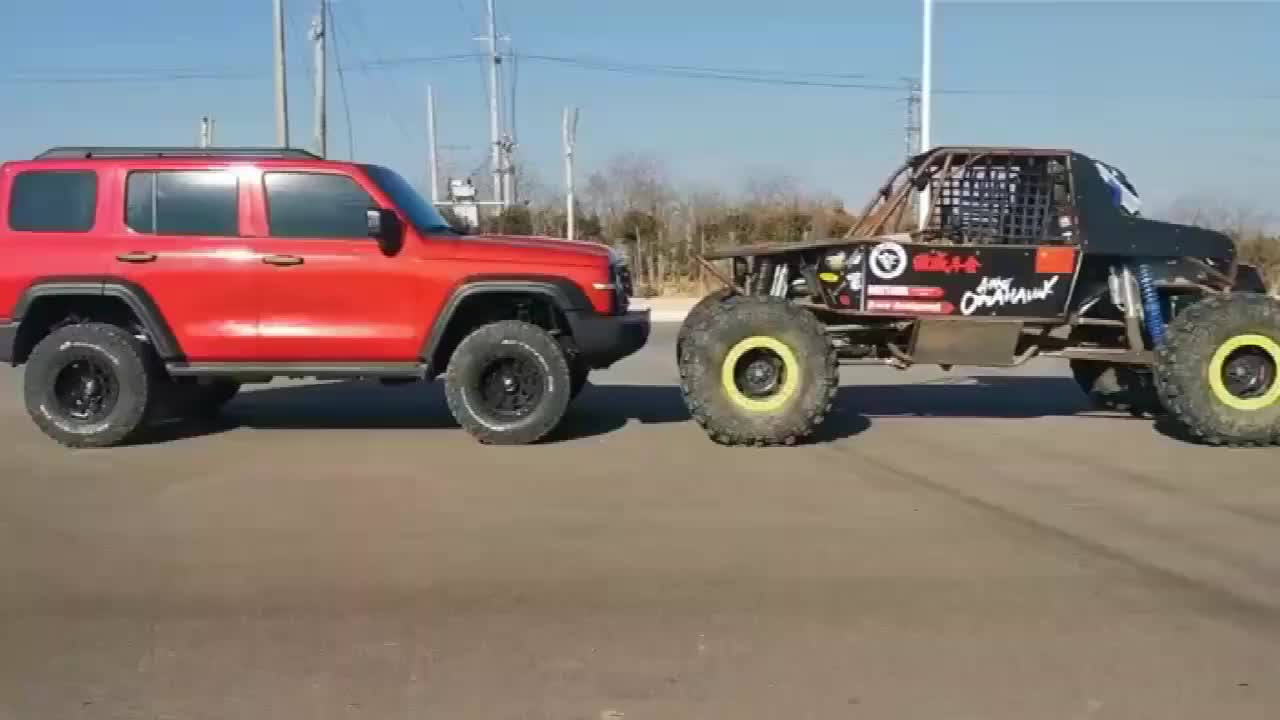 实拍坦克300VS傲威战斧场地越野赛，看谁输谁赢？