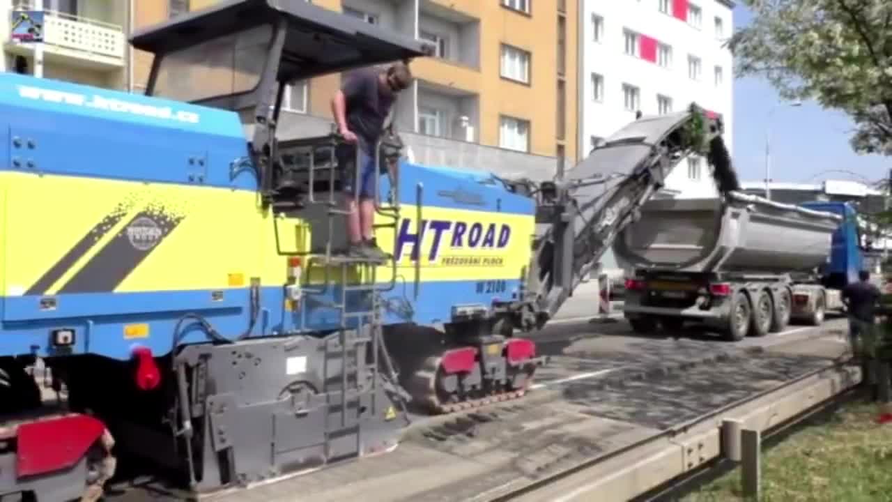 实拍：沃尔沃卡车配合路面铣刨机作业