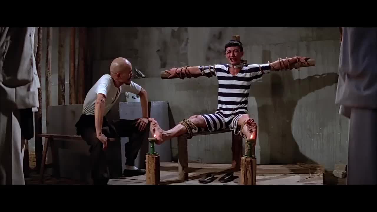 审人就服光头佬,给犯人上挠刑,这是要把人笑死啊
